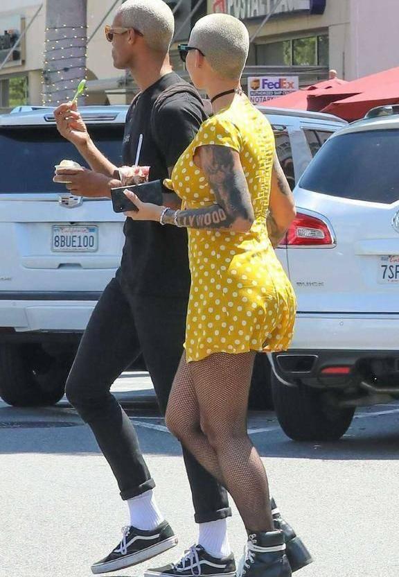 街拍：图1美国模特尴尬不？图2胸前“R”亮了！图3豹纹裤美女