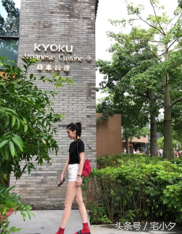 王思聪前女友晒美照，满屏大长腿让人羡慕的不行