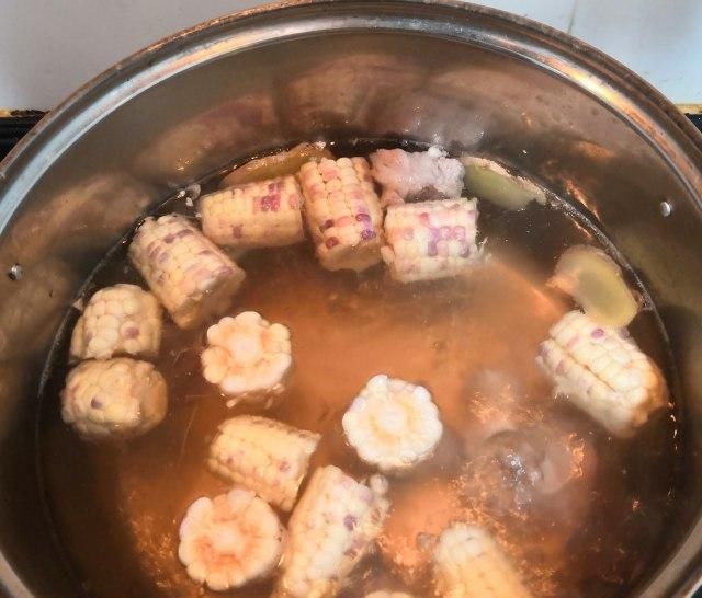  鲜味@玉米骨头汤，鲜味十足，好喝不油腻