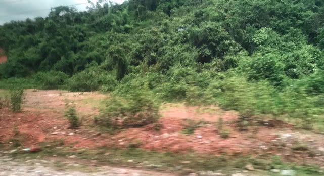 老挝中国旅行团车祸，14人死亡，实拍这里的公路路况到底有多差