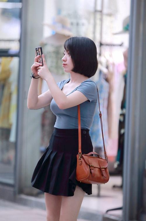 街拍：姑娘身材出众，曼妙多姿，简约穿搭却特别舒适养眼