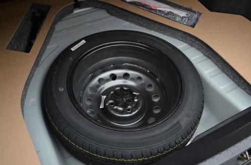  #维修工#高速换备胎被扣12分？维修工给你支一招，不扣分也不罚