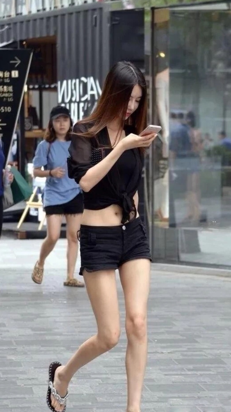 街拍:穿短裤的小姐姐充满了迷人的气息,凸显十足女人风情!