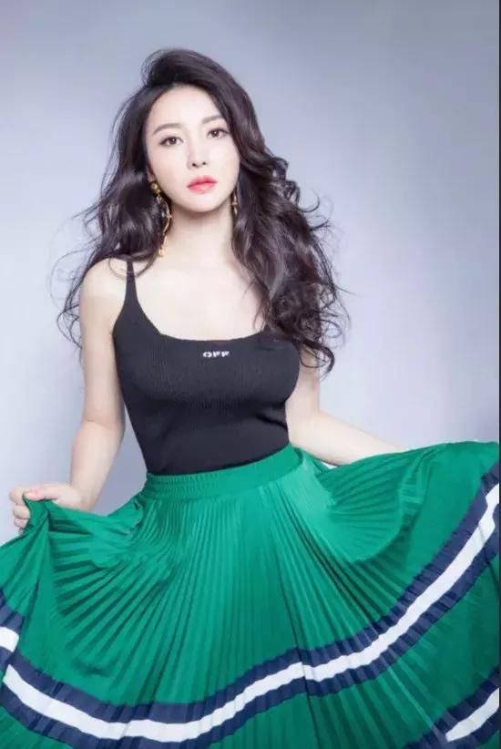 柳岩V领吊带裙秀身材，撞上超模奚梦瑶，网友：骨感与性感的区别