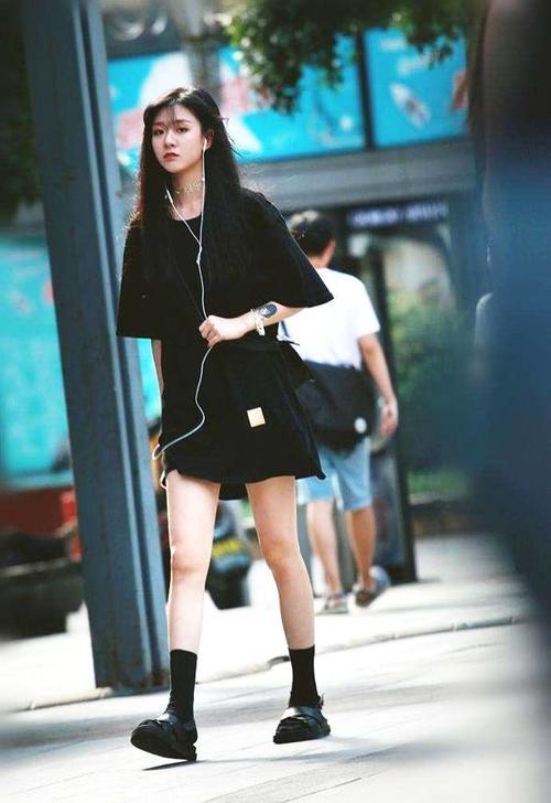 街拍：下衣失踪的小美女，黑色长款T恤映衬下的修长美腿更加性感