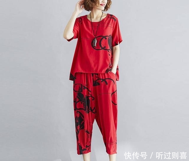 「显瘦」T恤别总想着搭黑裤子了!今年流行这3种“神仙组合”,想不美都难