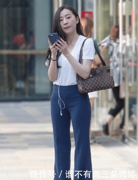  [独特的女人]少妇三十多岁了，喇叭裤那么穿，真怕“磨破”裤腿