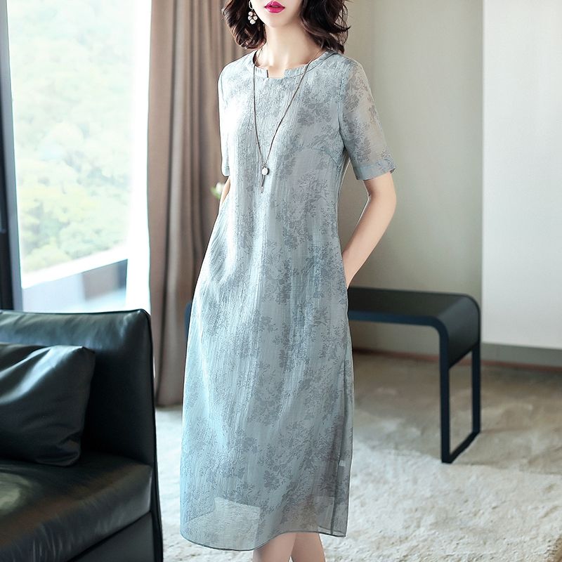 老婆年过51岁，换上这大牌“欧货”裙，高贵洋气嫩成29岁