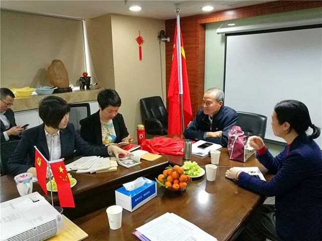 越秀 | 他收藏了七大以来的所有党章,在社区