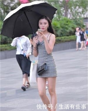  「小姐姐」街拍：身材圆润的小姐姐，大长腿十分亮眼，让人难忘