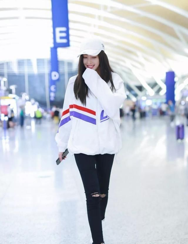  【喇叭裤】“牛仔外套”不吃香了，今年流行穿“校服”，减龄洋气