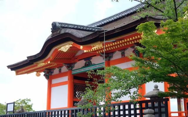 日本清水寺建筑独特，身着和服行走于街巷的女子，成靓丽的风景