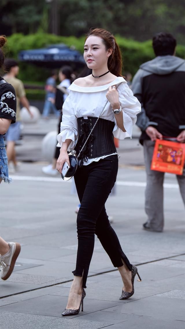 有一种女孩笑起来很酷，放眼所有衣着，还是紧身裤最显身材