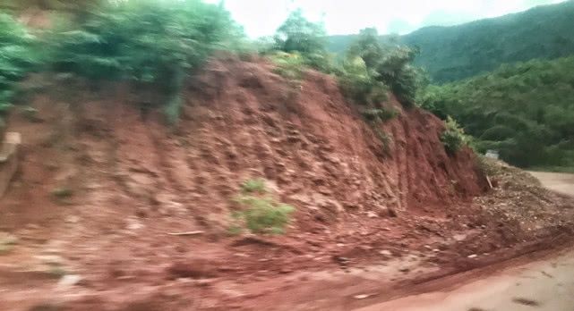 老挝中国旅行团车祸，14人死亡，实拍这里的公路路况到底有多差