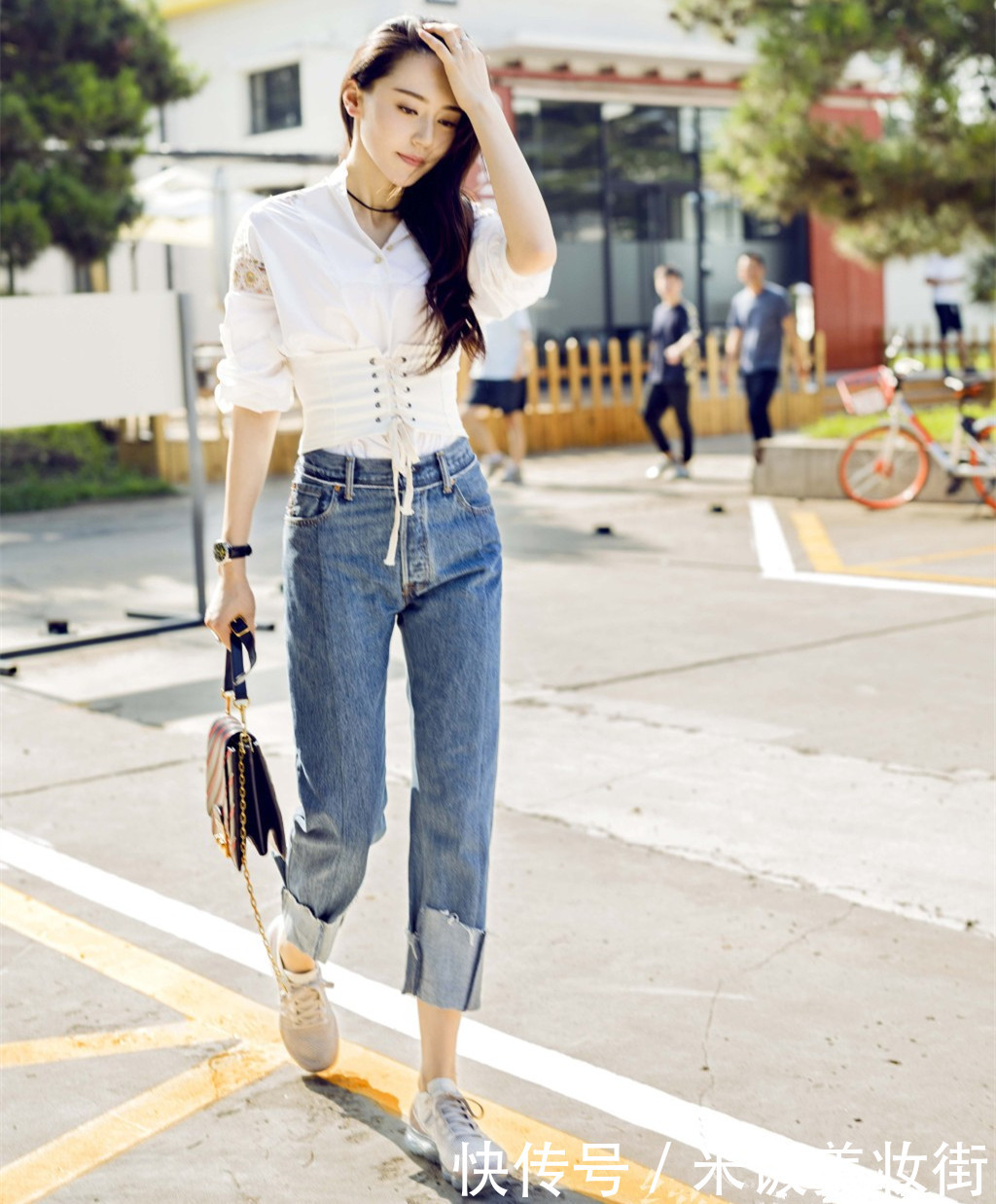 黄梦莹现身机场，穿这么紧的牛仔裤都不贴身，网友：不能再瘦了！