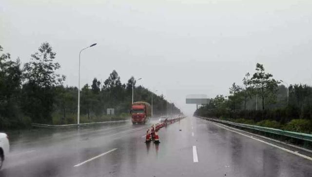  #保命#在高速上开车突然遇到暴雨咋办？老司机教你3招，关键时候