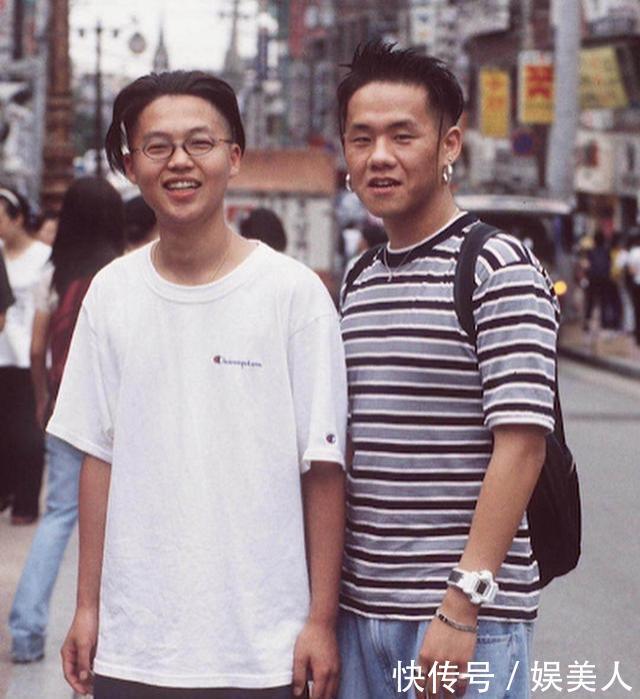 『时髦』看90年代街拍,就像穿越的时尚史,韩国姑娘敢穿、法国姑娘依然优雅