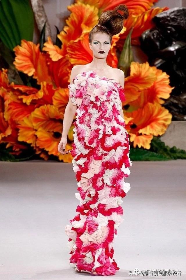  『秀场』服装设计的永恒主题——花朵，有哪些令你印象深刻的花朵秀场呢？