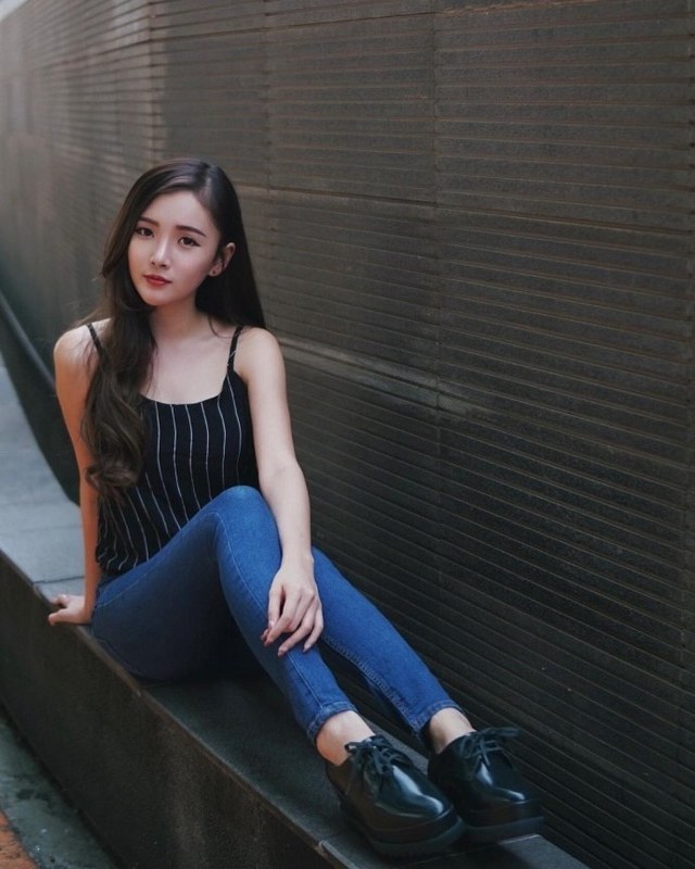 街拍:紧身牛仔裤修饰小姐姐纤细的身材,穿搭起来十分个性!