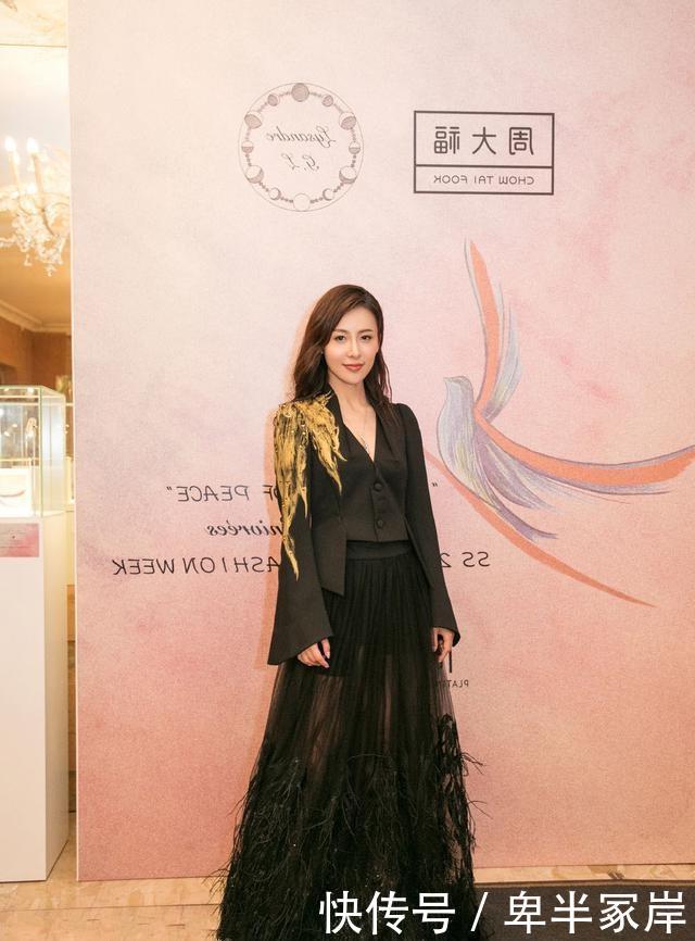 『拼接』路人街拍,小姐姐身姿曼妙,穿羽毛拼接纱裙,很显高挑身材