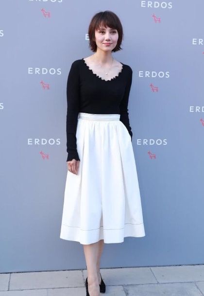 袁泉穿白色裙子搭配黑色小高跟直接出镜!网友:气质真好!