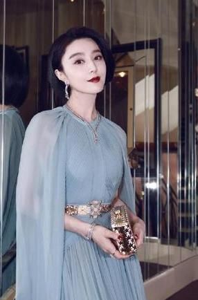 范冰冰晒短卷发照这角度也是自信的没谁了！而她直接年轻了20岁