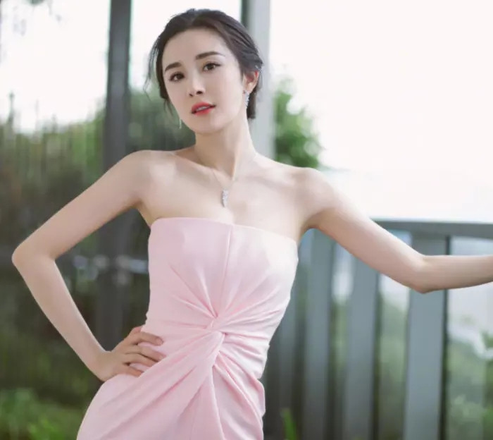杨幂则@别人穿礼服都是配高跟鞋, 她却这么玩，有种“看不懂”叫杨幂,