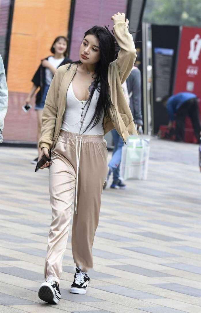 街拍: 清凉上街的小姐姐, 穿不好就是耍流氓啊