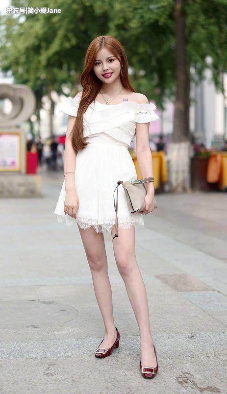 街拍：美女们穿“纯净白”出镜，拥有冰肌玉肤，就是美丽的画面！