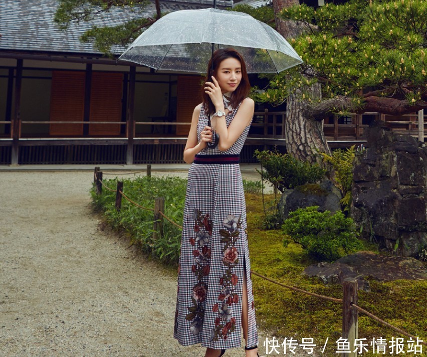 董洁真会玩，裙子上弄了一个假衣领，竟意外的好看时尚！