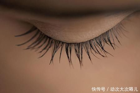  试试■如何让睫毛自然变长试试这8个小妙招，假睫毛可以扔啦