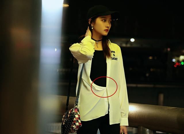 张天爱卷袖口，关晓彤乱系扣，妈妈眼中的不好好穿衬衫却能这么潮