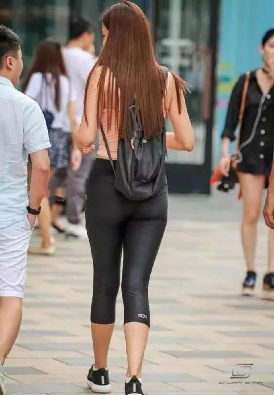 运动系美美女小姐姐，紧身服饰勾勒性感迷人曲线，浑圆翘臀燃爆眼