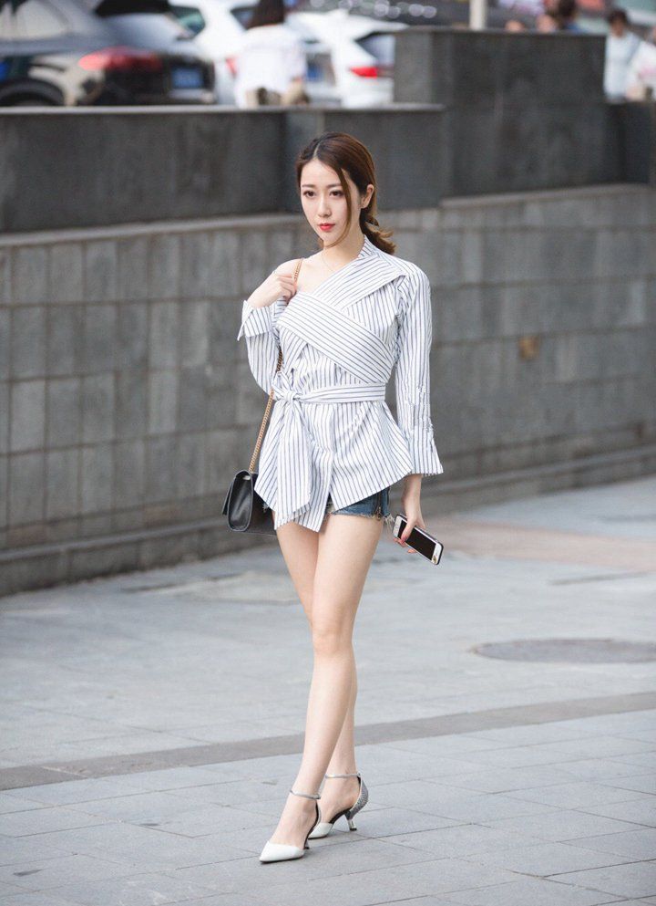 街拍：颇有时尚魅力的美女穿得有气场，傲人身段更引人注目！