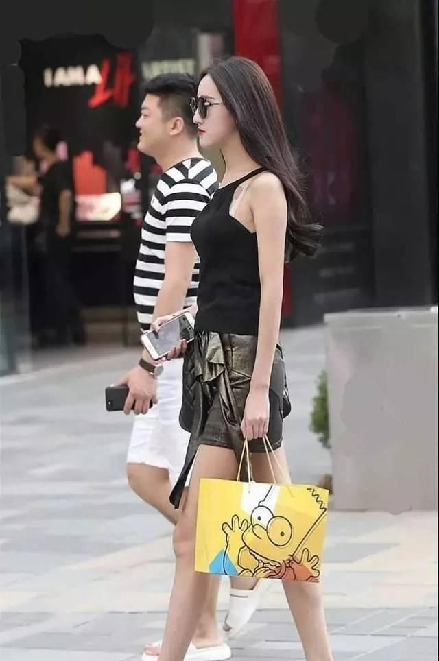 #上搭配一#女性搭配高跟鞋,彰显出婀娜多姿的身材
