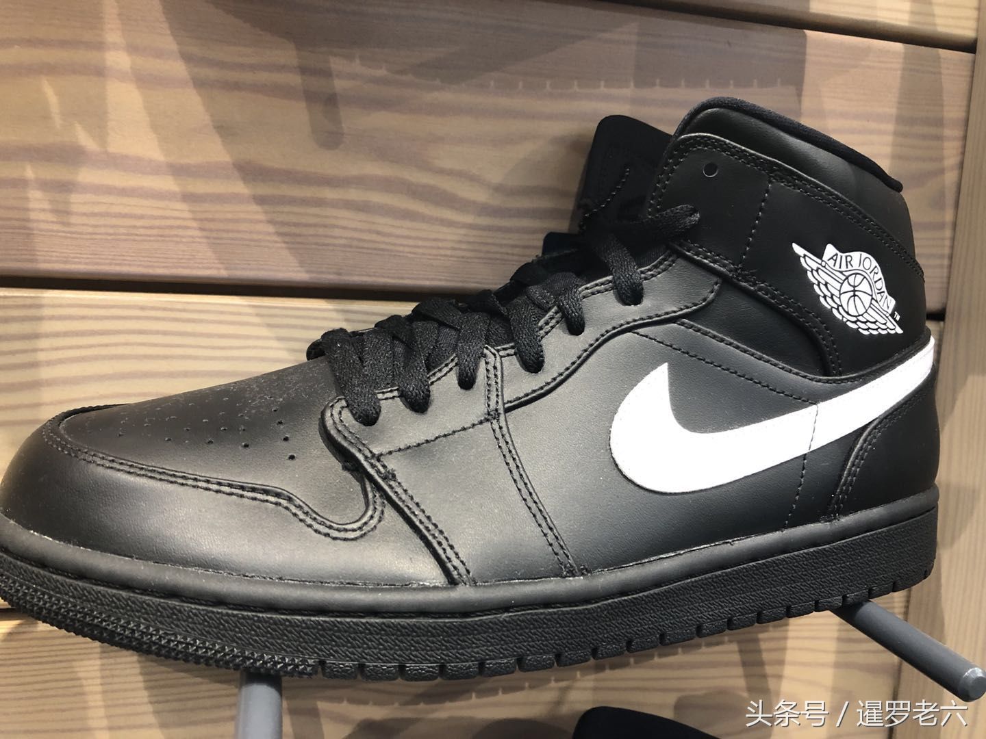 Air Jordan 1在俄罗斯咋卖那么便宜?九种配色，黑红最霸气!