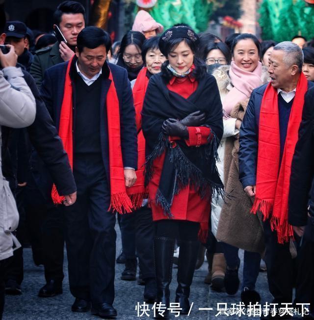 『看上去显得』周涛把红大衣穿火了,围巾当披肩戴上贝雷帽,高级知性又有女人味