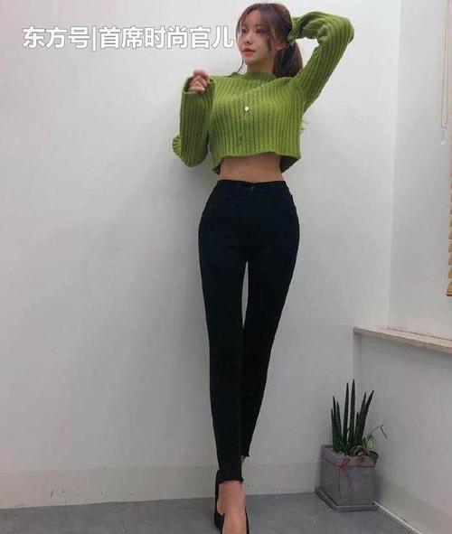 身材婀娜的打底裤美女，突显小蛮腰，轻松穿出女神范！