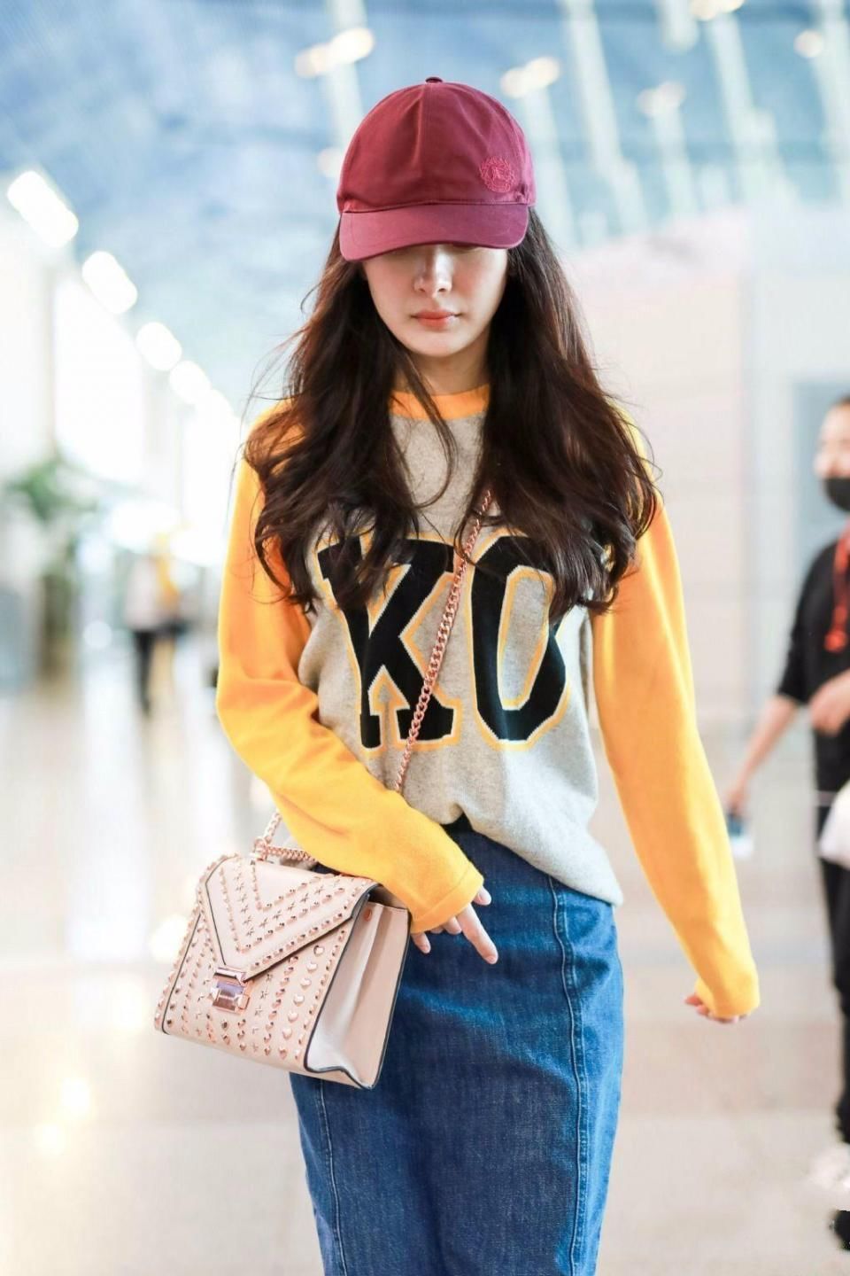 杨幂的鞋子是用渔网做的吗?看起来好特别，真想有一双!