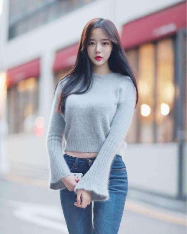  设计：街拍: 辣妈的搭配很紧身, 完全贴身的设计, 秀出了个人的身材特点