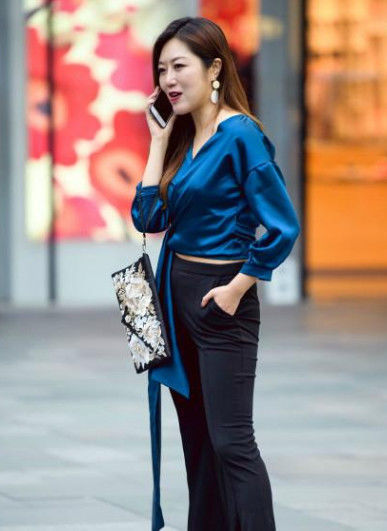 【女性】街拍:小姐姐头戴墨镜,看上去充满时尚风范,充满女性的靓丽美