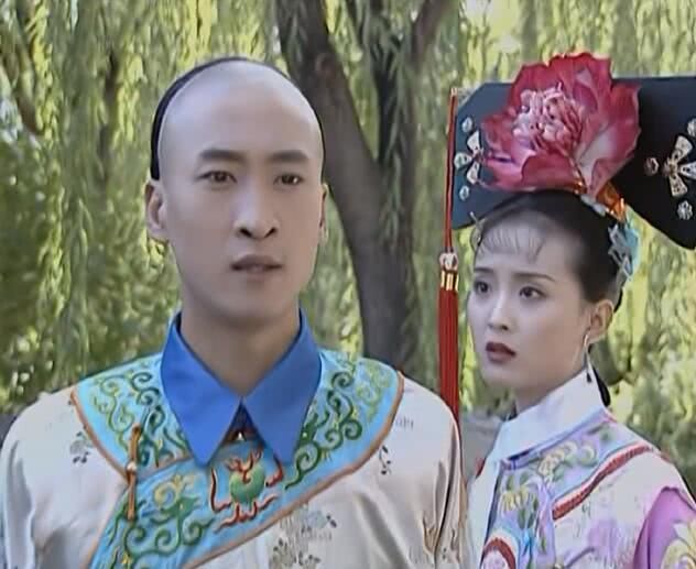 晴儿和金锁一前一后出现，衣服颜色也很像，为什么感觉却很不同?