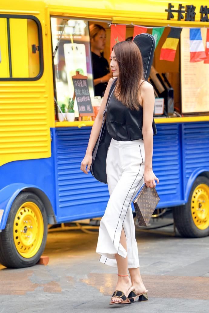 街拍 美女身穿纯白色背心，尽显女神魅力，不知道你会喜欢吗?