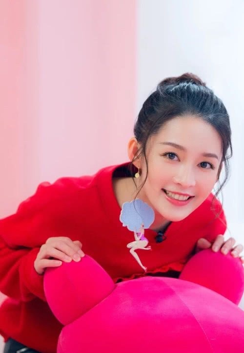 李沁的耳环太别致了！上面竟挂着一个“芭比娃娃”，简直美翻了！