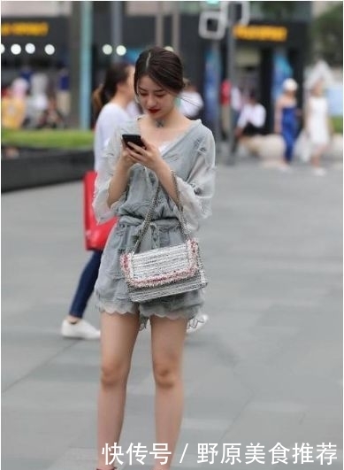 「蓝色」街拍:美女蓝色吊带长裙,长发飘飘,气质高雅