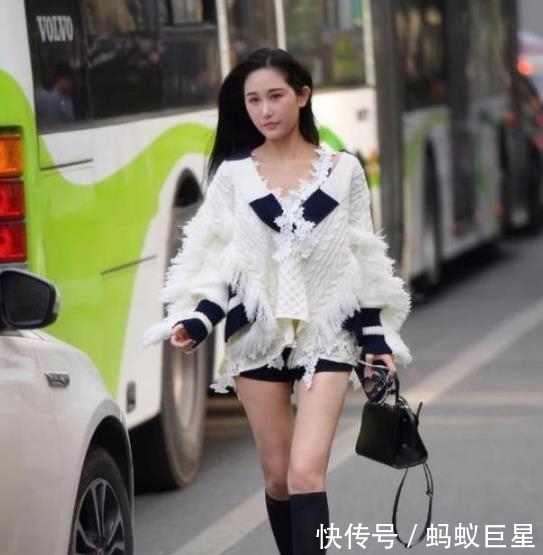  「自带」街拍：微胖身材的小姐姐，走路自带气质，养眼又好看
