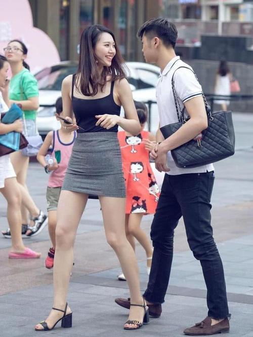 长腿小姐姐穿贴身包臀裙勾勒丰腴肉感臀线，一双美腿很吸睛