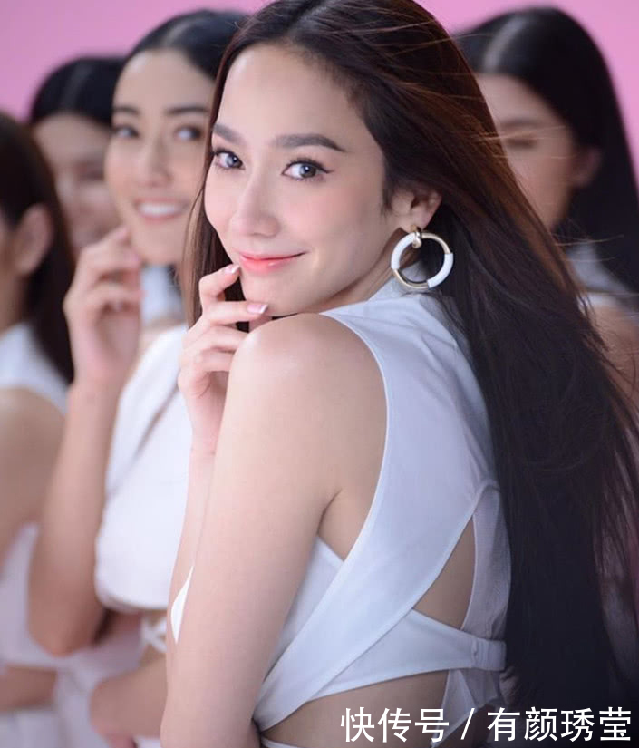 泰国网红美女市场买鱼放生,遭网友怼“不如捐给老人吃”,悲剧