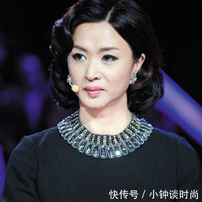 金星罕见性感照,吊带裙女人味十足,却暴露了一个身材上缺点!