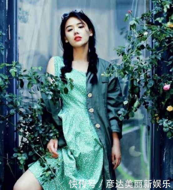 特别@早春外套别乱搭,毫不起眼的印花裙,教你成功吸睛扮靓